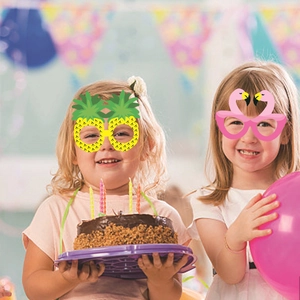 Lunettes de fête rigolotes flamant rose et ananas portées par des enfants pour un anniversaire