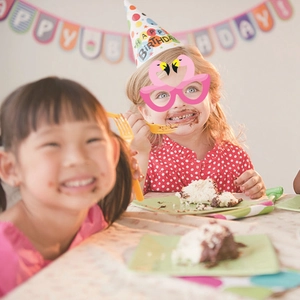 Lunettes de fête flamant rose et chapeau d'anniversaire dans une scène de fête