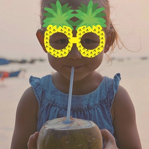 Lunettes de fête rigolotes en forme d'ananas pour enfants sur fond de plage ensoleillée