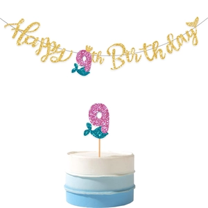Détail de la bannière sirène Happy 9th Birthday pailletée avec décoration de gâteau
