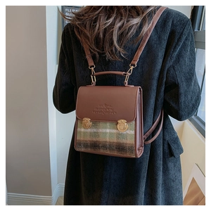 Dettaglio borsa a tracolla vintage a quadri con pelle PU e chiusure magnetiche doppie