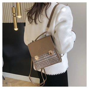Dettaglio dello zaino vintage in lana con patchwork di pelle e chiusure in metallo