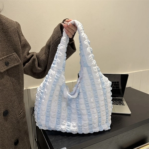Minimalistische blau-weiß gestreifte Tragetasche mit Bubble-Textur und breitem Schultergriff