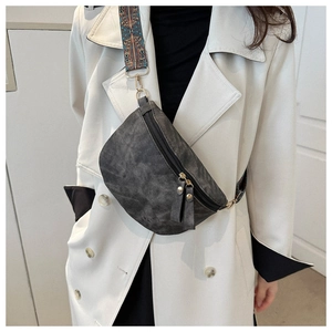 Détail du sac de poitrine gris foncé avec bandoulière tissée aux motifs colorés