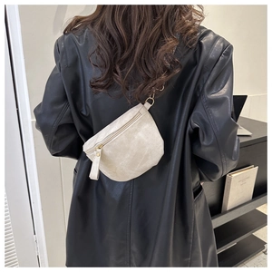 Détail d'un sac bandoulière beige en similicuir de haute qualité en forme de demi-lune