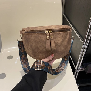 Sac bandoulière en daim marron avec large bandoulière décorative à motif ethnique