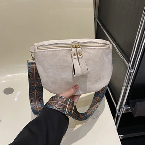 Sac bandoulière demi-lune beige avec bandoulière ethnique et finitions dorées