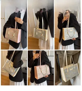 Sac fourre-tout en jacquard avec chaîne de perles élégante porté par un mannequin