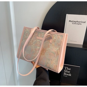 Détail du sac cabas en jacquard rose avec broderie florale et anses en similicuir