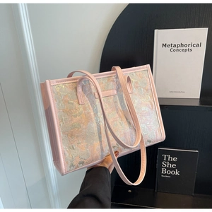 Détail du sac cabas rose clair avec texture jacquard nacrée et doubles anses