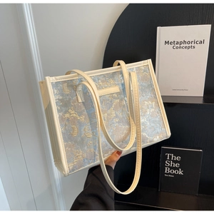 Détail du sac cabas en jacquard floral avec bordure en cuir beige et bandoulière