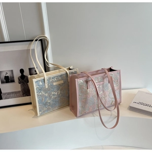 Détail de deux sacs cabas en jacquard crème et rose avec tissu métallisé et bandoulières