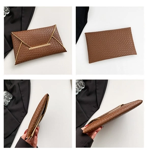 Dettagli della pochette a busta marrone con trama intrecciata e finiture dorate da vari angoli