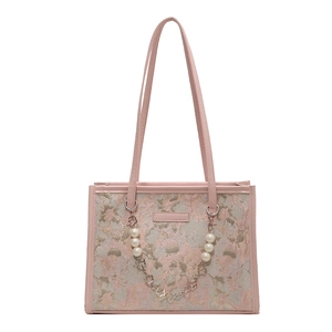 Sac bandoulière en jacquard rose avec élégante chaîne perlée et texture argentée