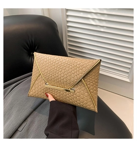 Dettaglio della borsa clutch a busta intrecciata kaki con chiusura in metallo oro