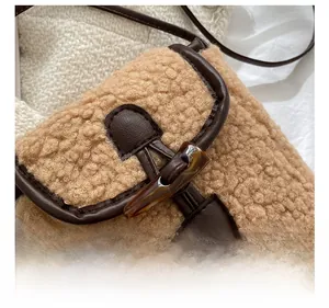 Détail de la texture pelucheuse et du fermoir en corne vintage sur le sac d'hiver