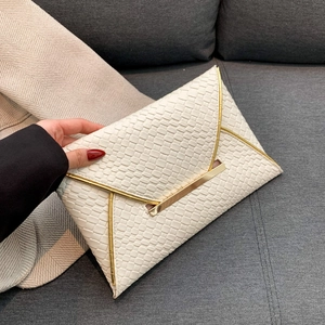 Pochette a busta retrò bianco crema con trama intrecciata e bordo in metallo dorato