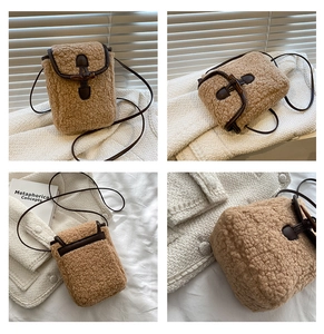 Détail du petit sac bandoulière en peluche marron avec boucle en corne vintage