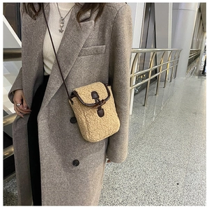 Détail du sac bandoulière en peluche avec boucle en corne et bordure en cuir