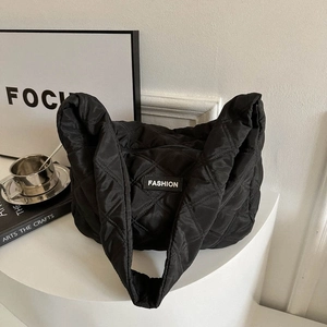 Sac fourre-tout matelassé noir minimaliste avec motif de losanges élégant