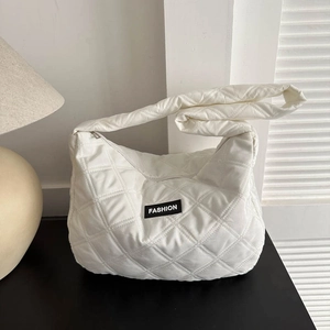 Sac bandoulière matelassé blanc chic avec étiquette Fashion et fermeture éclair