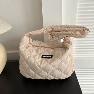 Chic sac bandoulière matelassé beige avec étiquette fashion et finition en nylon