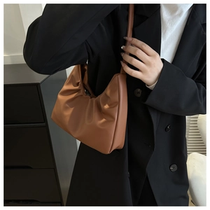 Detail der kaffeebraunen Hobo-Tasche mit Falten, Kunstledertextur und Wolkenform