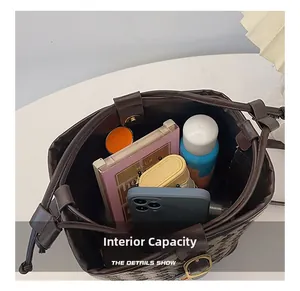 Capacité interne du sac seau vintage montrant le rangement du téléphone et cosmétiques