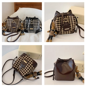 Détail du sac seau vintage à carreaux avec fermeture magnétique et charmant lapin en peluche
