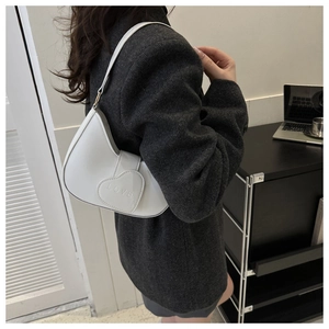 Sac sous le bras blanc en forme de croissant avec boucle cœur porté en bandoulière