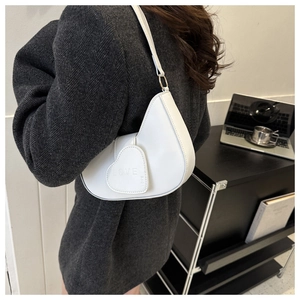 Détail du sac selle blanc en simili cuir avec rabat LOVE en forme de cœur sur modèle