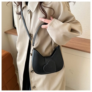 Détail du sac demi-lune noir avec boucle magnétique en cœur et gaufrage LOVE
