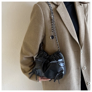 Détails du sac nuage noir avec nœuds papillon et bandoulière chaîne argentée