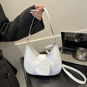 Sac hobo demi-lune blanc chic avec détail de cœur LOVE pour le trajet quotidien