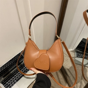 Sac lune en cuir marron avec boucle coeur et gravure LOVE en situation réelle