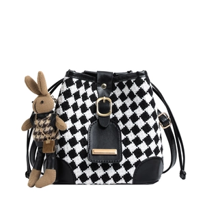 Sac seau tricoté à motif pied-de-poule avec bordure en cuir et breloque lapin