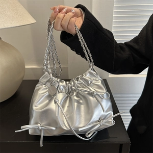Sac seau argenté métallisé avec chaîne, nœuds et fermeture par cordon pour femme