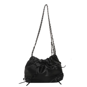 Sac seau plissé noir minimaliste avec nœuds délicats et bandoulière en chaîne