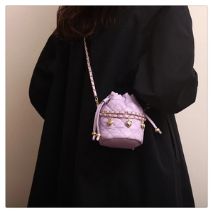 Sac seau matelassé violet avec pendentifs cœurs dorés et fermeture à cordon
