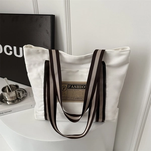 Borsa tote in tela bianca minimalista con manici a righe marroni e patch fashion