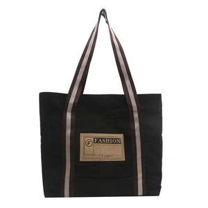 Borsa tote in tela nera minimalista con manici a righe e toppa con logo alla moda
