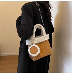 Details der Plüsch-Beuteltasche in Braun und Weiß mit Goldkette und kleinem Münzfach