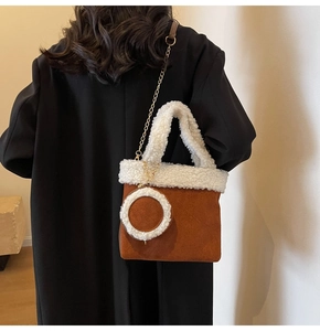 Detailansicht der Patchwork-Handtasche aus braunem Wildleder und weißem Lammfell-Imitat