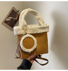 Braune Wildledertasche mit weißem Lammfellbesatz und kleinem runden Münzetui-Detail
