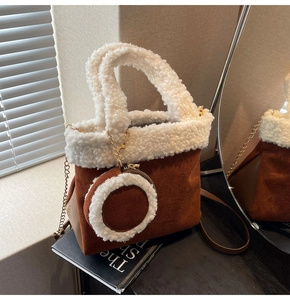 Detailaufnahme der braunen Veloursleder-Tasche mit flauschigem weißem Webpelz und Kette