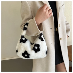 Dettaglio borsa a tracolla in peluche con elegante motivo floreale bianco e nero moda