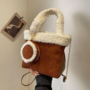 Modische Eimer-Handtasche aus braunem Wildleder mit weißem Lammfellbesatz und Kettengurt