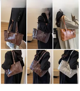 Vistas detalladas de bolsos tote vintage grandes en marrón oscuro, caramelo y beige