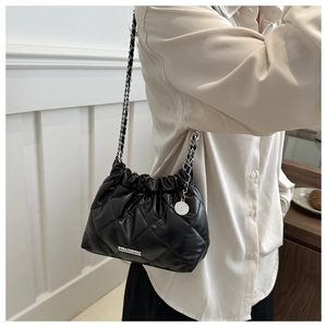 Détail du sac bandoulière matelassé noir avec chaîne et design de cordon en nuage