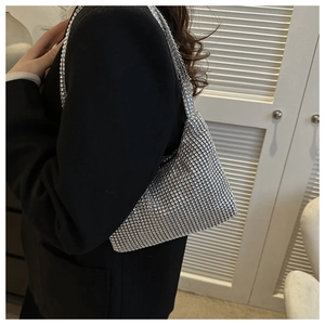 Detailansicht der glitzernden Strass-Textur an dieser eleganten silbernen Umhängetasche